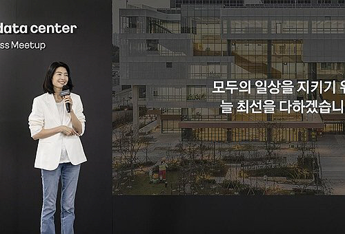 정신아 카카오 대표가 지난달 11일 경기 안산시 한양대 에리카캠퍼스 내 '카카오 데이터센터 안산'에서 열린 '프레스 밋업' 행사에서 발표를 하고 있다. 카카오 제공